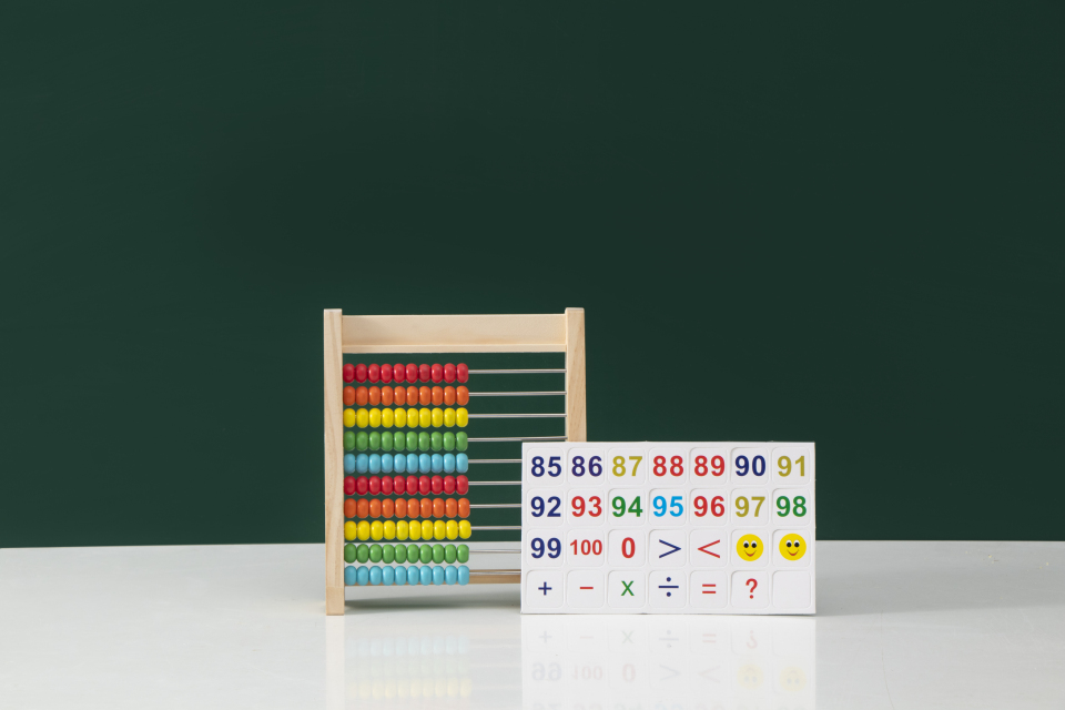 算珠和数字卡片实拍图