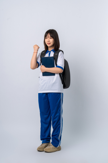 侧身正在宣誓的女学生实拍图