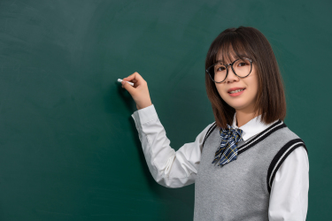 准备答题的女学生高清图