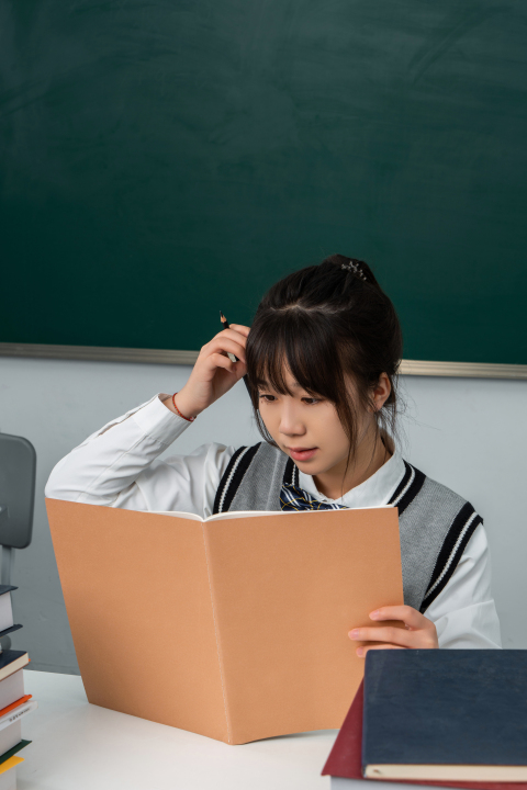 看书思考问题的女生实拍图版权图片下载