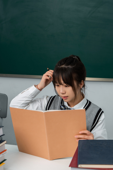 看书思考问题的女生实拍图
