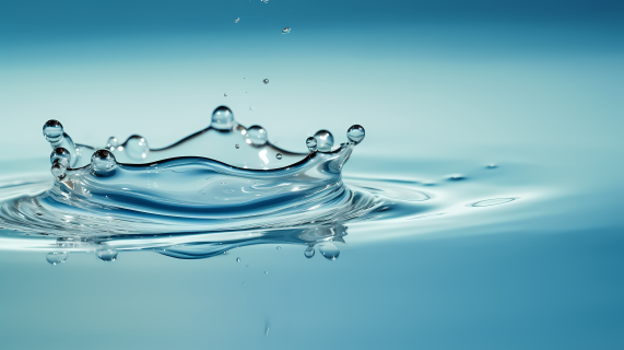 水滴在蓝色背景上的水滴摄影图片