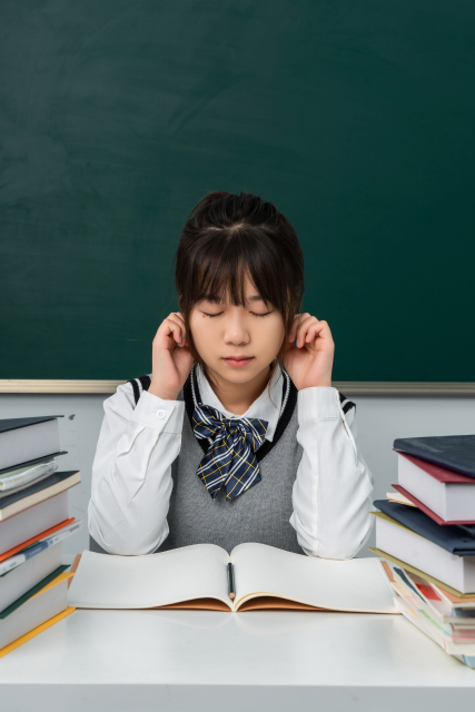 做完作业休息的女高中生高清图