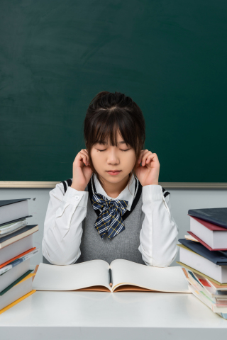 做完作业休息的女高中生高清图
