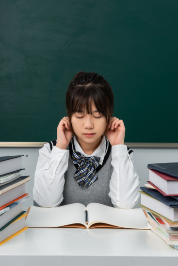 做完作业休息的女高中生高清图