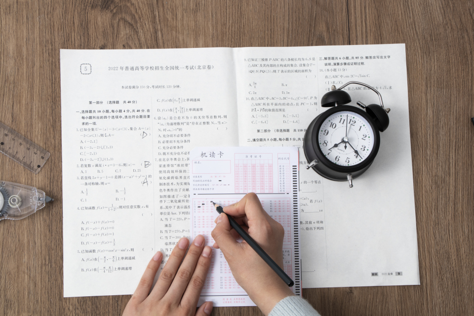 黑色闹钟答题卡图