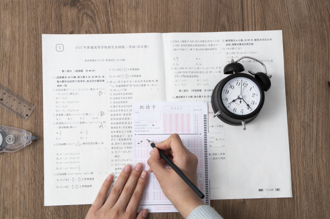 黑色闹钟答题卡图