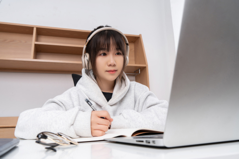 认真上网课记笔记的学生实拍图