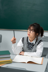 抬头想问题的女孩子高清图