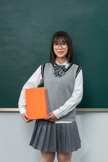 手拿课本的短发女生高清图