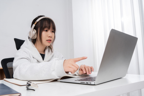 手指屏幕自己查看的学生实拍图