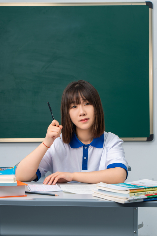 边听课边思考的学生高清图