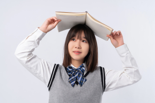展开书顶在头上的学生实拍图