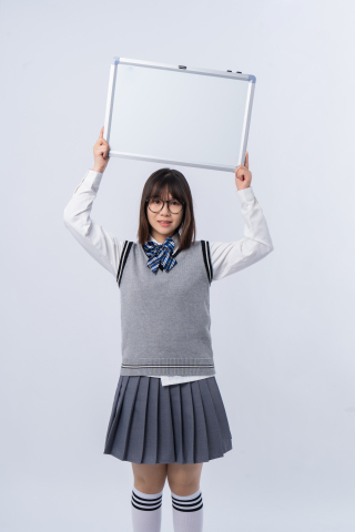 白板举到头顶的学生实拍图