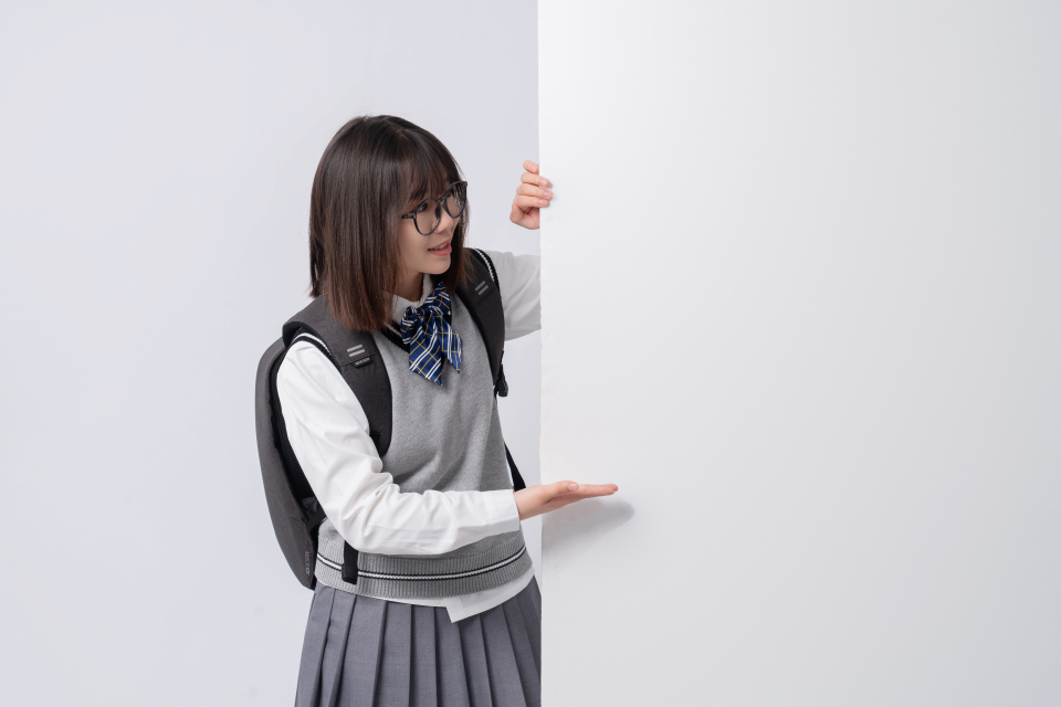 趴在墙角的可爱女同学实拍图