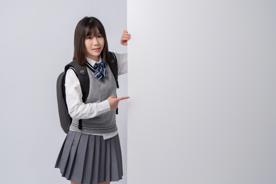 墙边探头的俏皮女同学实拍图