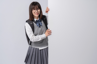 倚靠墙边的女同学实拍图