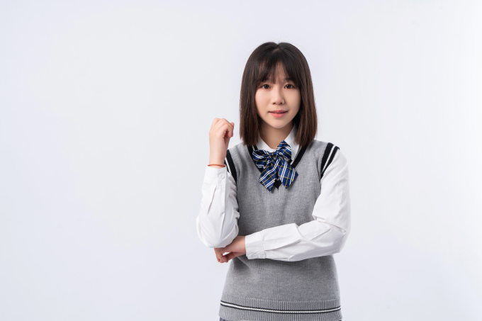 校园给自己打气的女学生实拍图