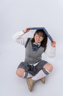 可爱学生将荣誉证书放头顶实拍图