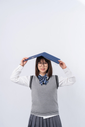 头顶书本的优秀学生实拍图