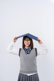 头顶书本的优秀学生实拍图