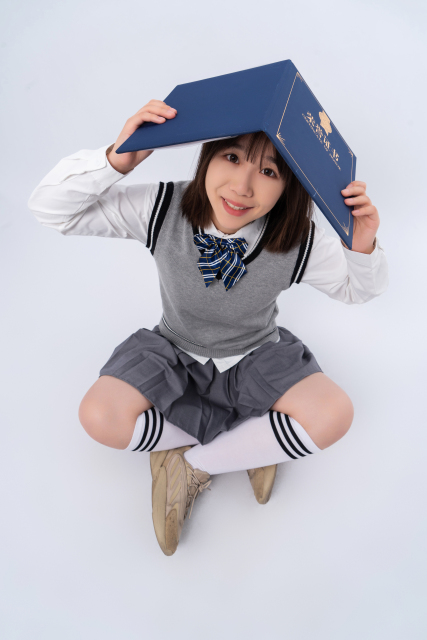 获得荣誉很开心的女学生实拍图