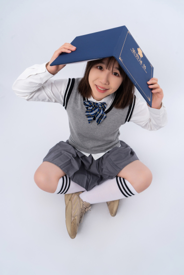 获得荣誉很开心的女学生实拍图