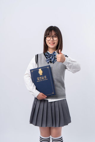 获得荣誉证书可爱的学生实拍图