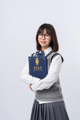 抱着证书的可爱学生实拍图