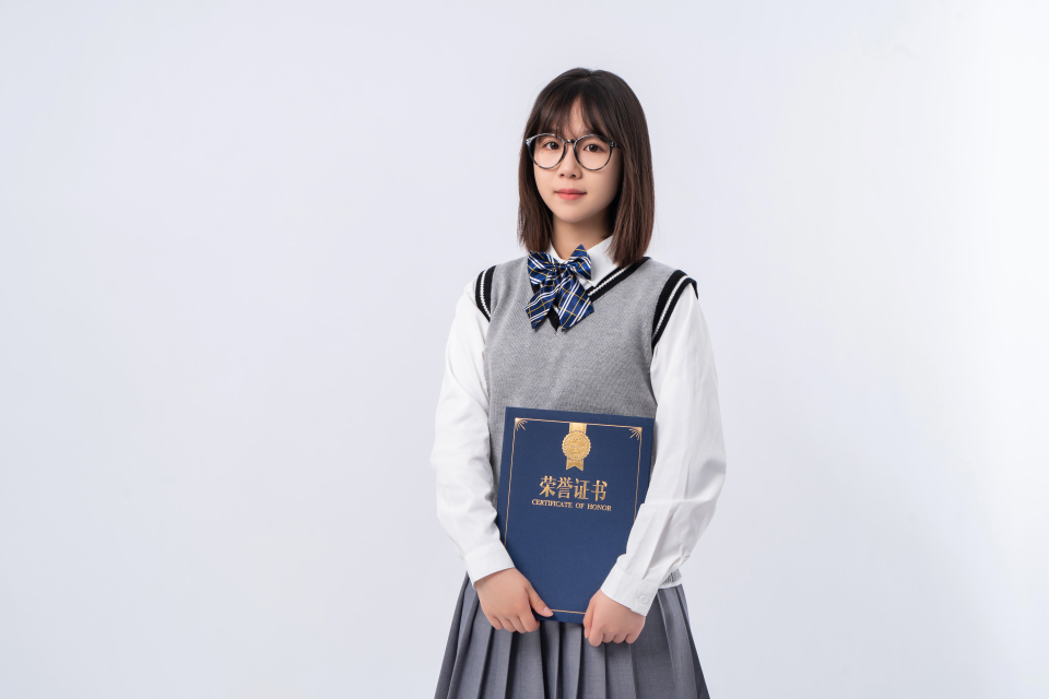 自信端庄的优秀学生实拍图