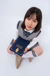 穿校服的可爱优秀学生实拍图