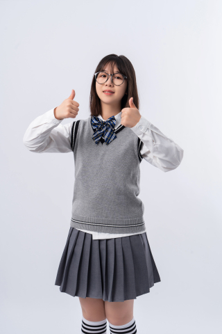 双手比赞的元气女同学实拍图