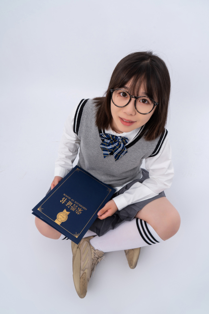 拿荣誉证书的优秀学生实拍图