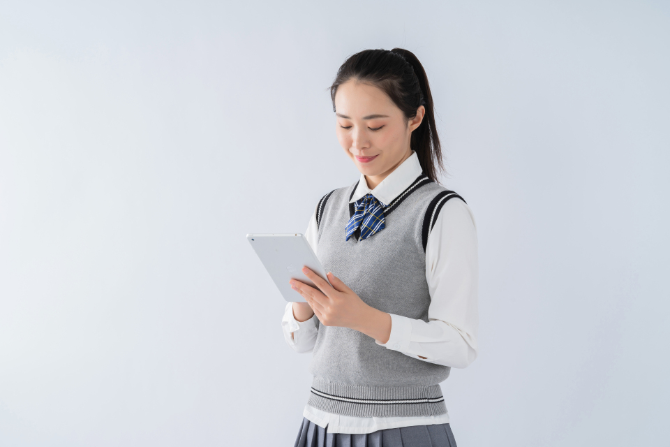 低头看平板的女生高清图