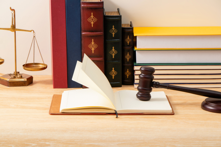 法律书籍和正义的木锤高清图版权图片下载