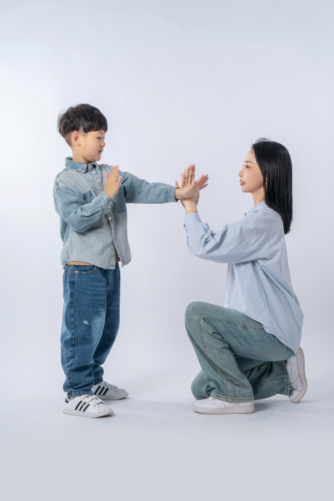 妈妈蹲着和孩子做游戏高清图版权图片下载