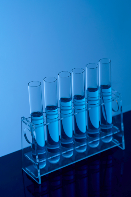 试管装满实验液体实拍图