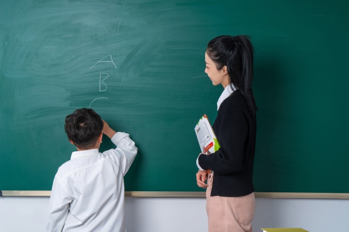 在黑板上写字的同学高清图版权图片下载