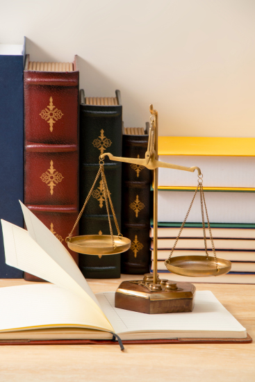 书本上的天秤高清图