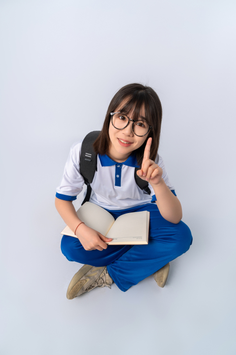 坐姿右手剪刀手的女学生高清图版权图片下载