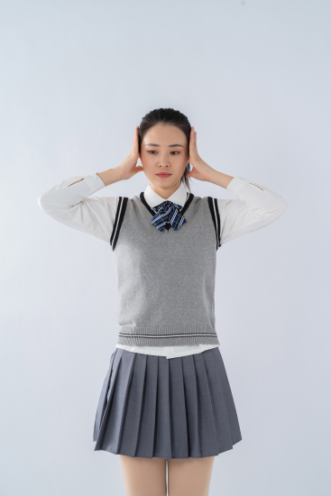 双手捂住耳朵的短裙女生高清图