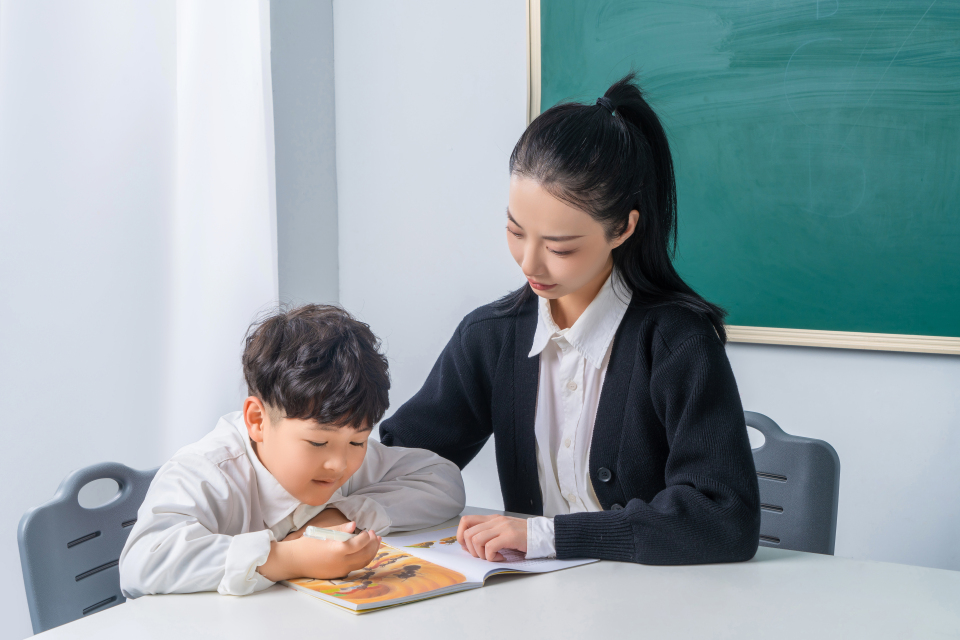 放学后教室内的老师和学生高清图