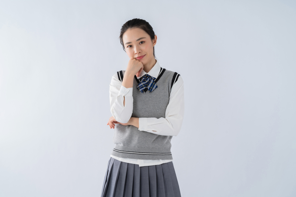 歪头站立思考的女生高清图