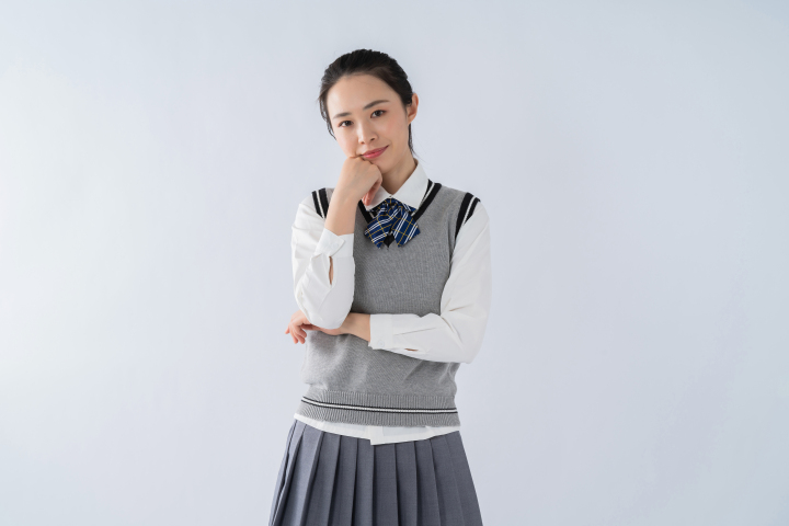 歪头站立思考的女生高清图版权图片下载