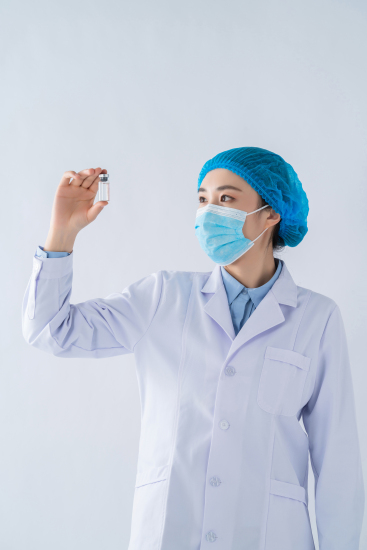 查看试剂的医护人员实拍图