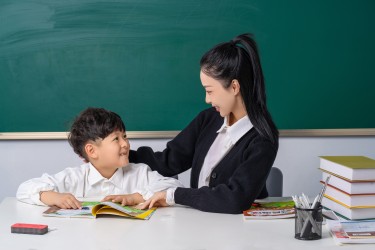 课间 学习的老师和学生高清图