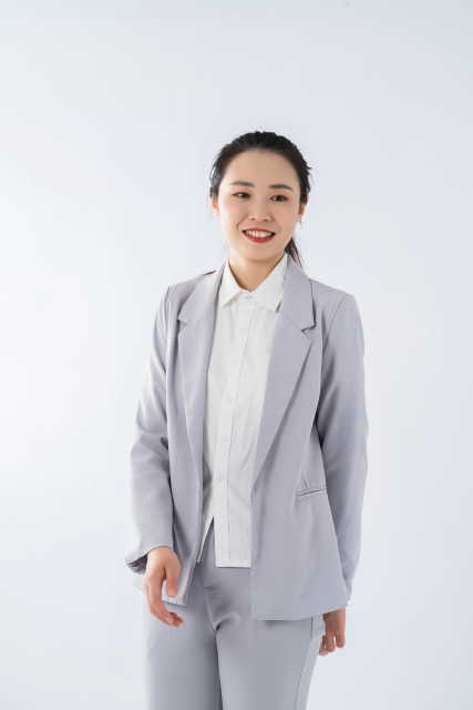 自信从容商务女性实拍图