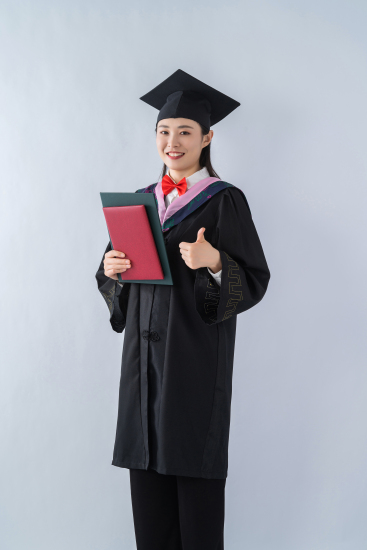 女大学生学士服毕业实拍图