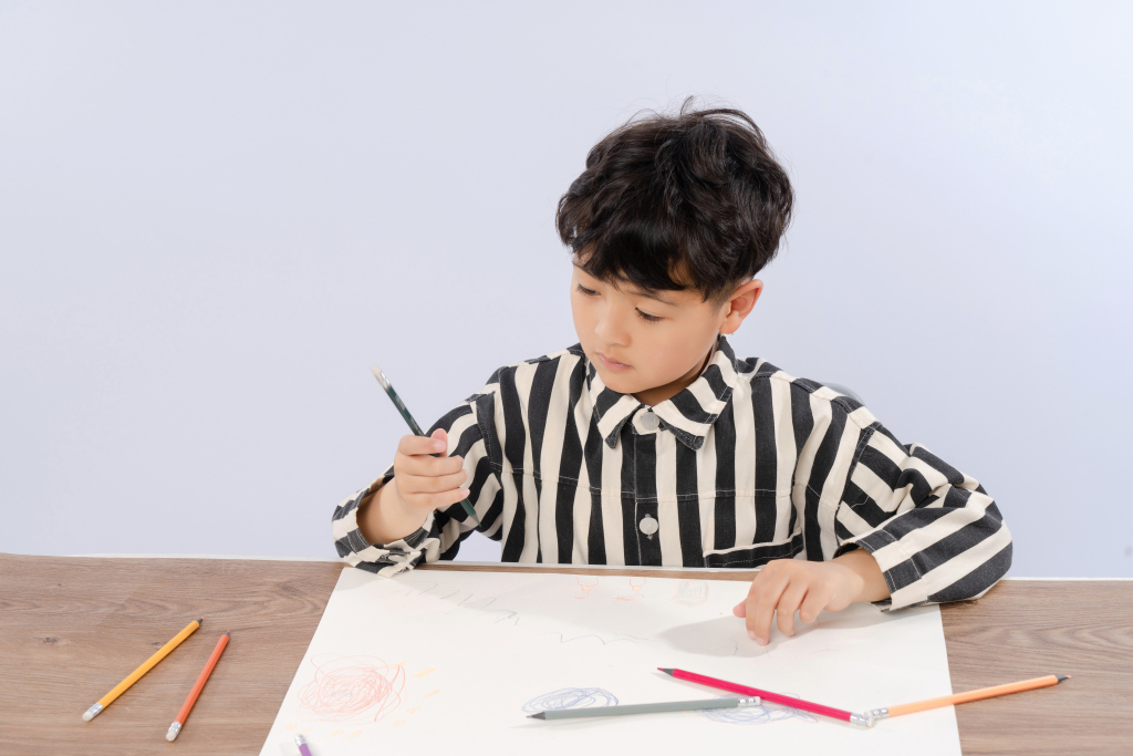 呆萌可爱的小男孩高清图版权图片下载