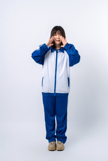 两只手举起立正站立的高中生高清图